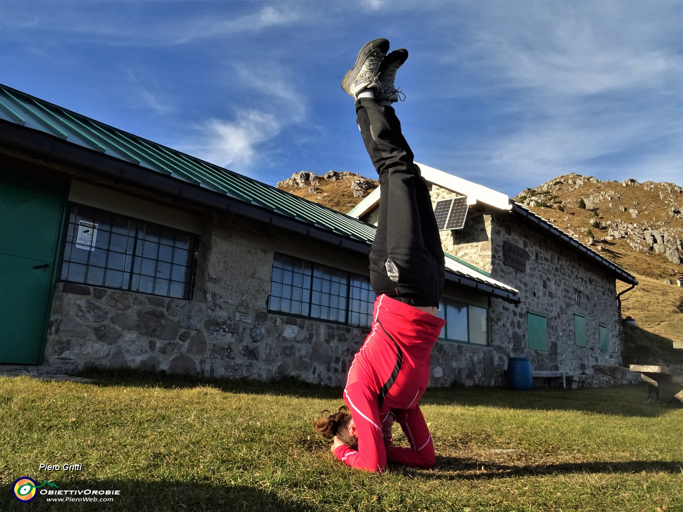 83 Alla Baita del Giacom elevazione yoga di saluto al Venturosa .JPG